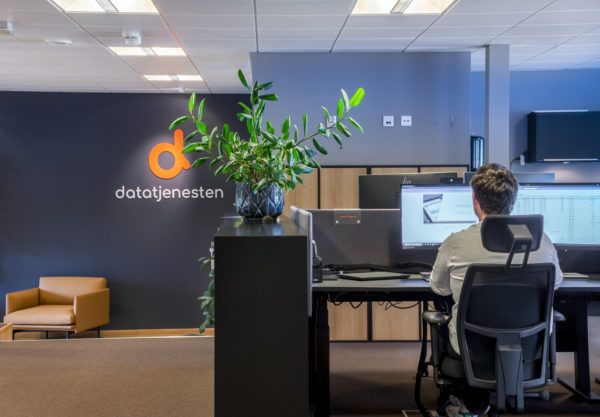 Medarbeidere som samarbeider om økonomi- og systemarbeid